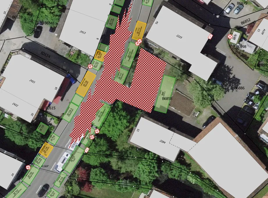 Man sieht eine Kartenansicht der Zentralstrasse in Uster. Ein Bereich ist rot schraffiert.
